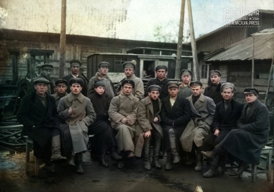 Члены первичной ячейки РКП(б) железнодорожников ст. «Тула» Московско-Курской железной дороги. Групповой портрет.