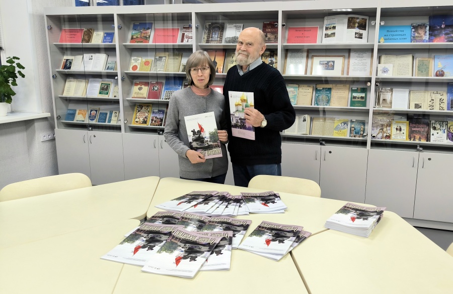 Альманах «Отчизне посвятим…» передан в библиотечные фонды