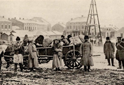 Застигнутые военной непогодой.